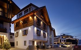 Chalet Tyrolian Apartments - By Familiaris - Pools 500 Meters